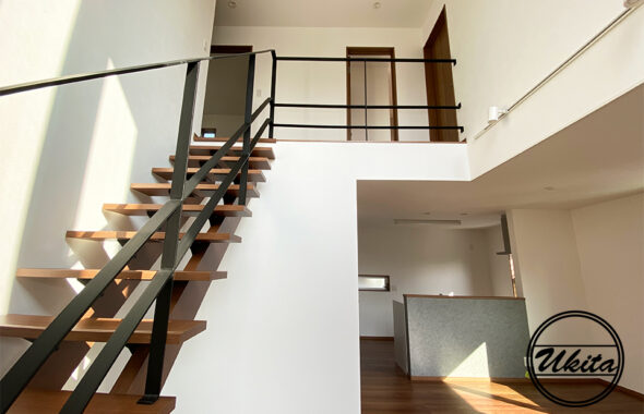階段と廊下に取り付けられたシンプルなデザインのアイアン手摺りがモダンでスタイリッシュな雰囲気を演出します。