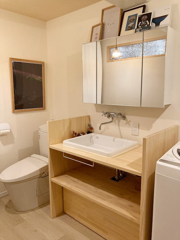 築43年のマンションのDIYフルリノベーション後のトイレと洗面