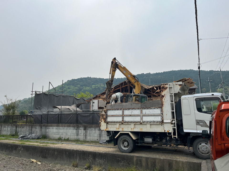 高槻市建て替え工事T様邸解体中