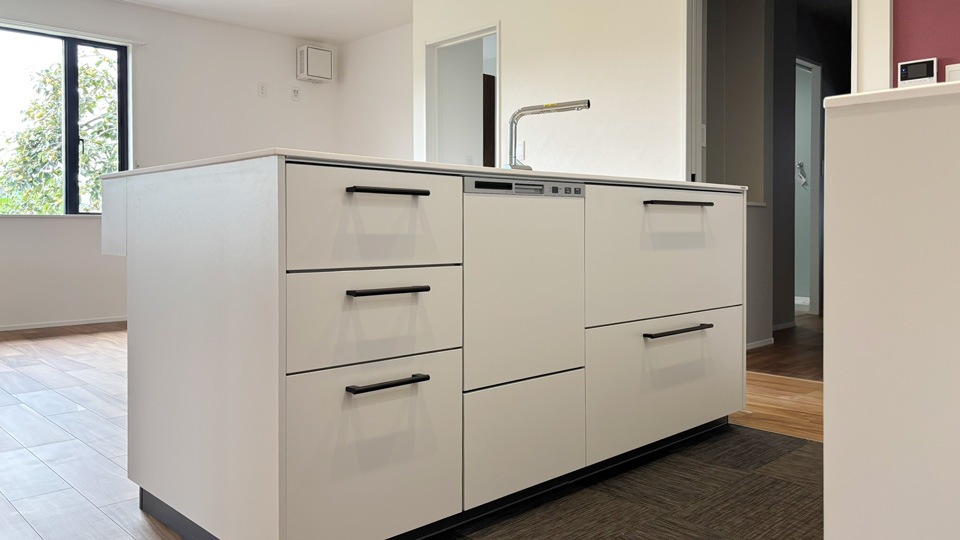 高槻市和モダンな注文住宅：フロントオープン食洗機