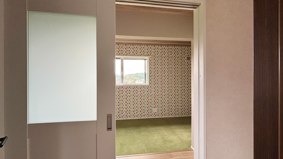 高槻市和モダンな注文住宅：2階廊下ドア施工事例