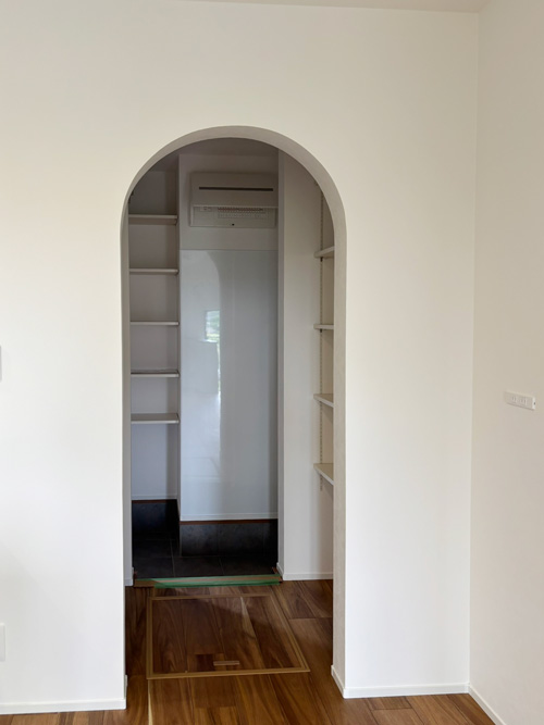 高槻市和モダンな注文住宅：パントリーアーチ型開口施工事例
