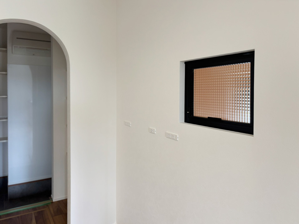 高槻市和モダンな注文住宅：室内窓施工例